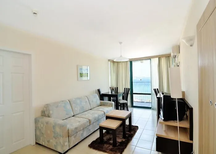 Boryana מלון אלבנה